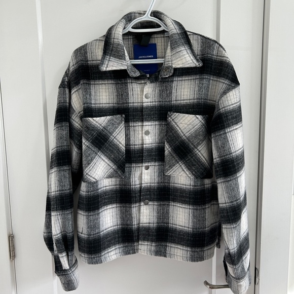 Women’s Shacket - Picture 1 of 3